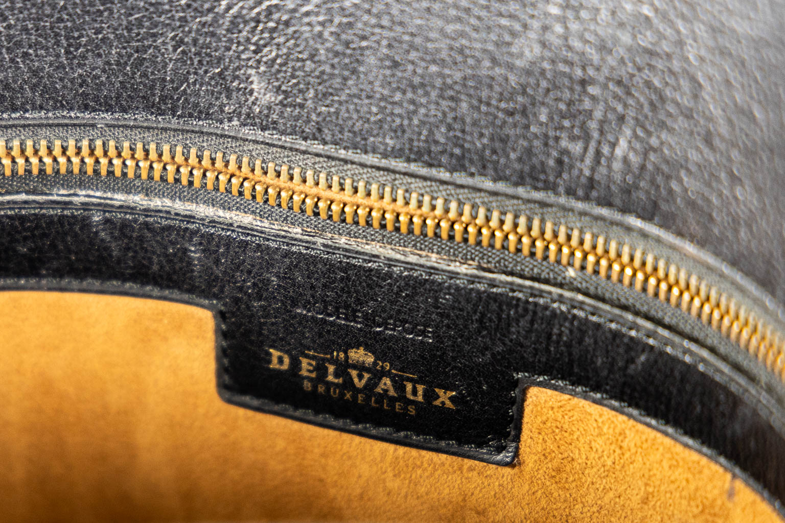 Delvaux, een donkerblauw leder handtas.