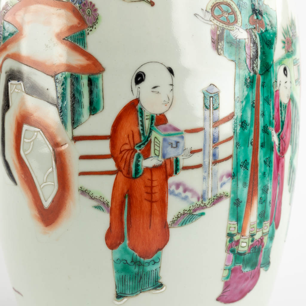 A Chinese vase decorated with ladies and children, 19th/20th C. (H:44 x D:21 cm)