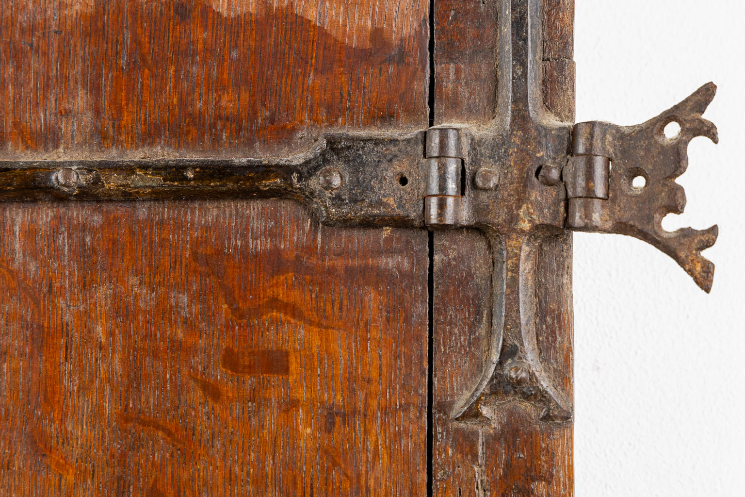 A Gothic window, oak with wrought-iron. Flanders, 15th C. (W:60 x H:59 cm)