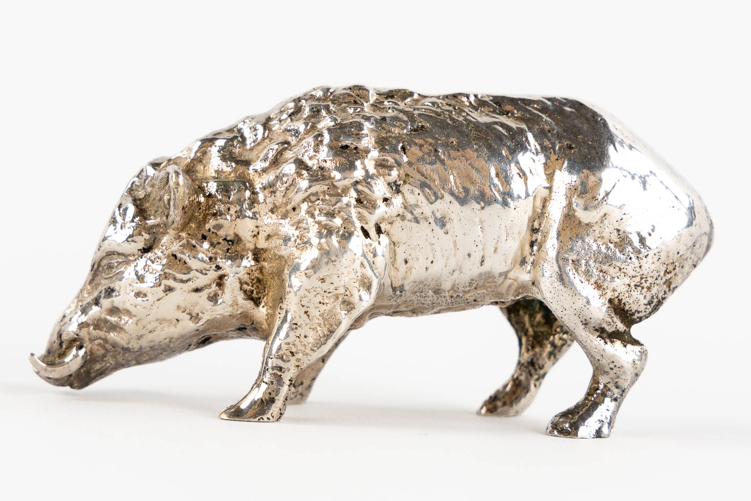 A fish and a boar, silver. The boar marked 835, 273g. (L:17,5 cm)