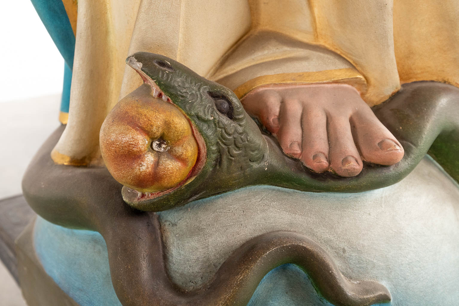 Een levensgrote figuur van Madonna, vertrappelt het serpent. Gepatineerd plaaster. Circa 1900. (D:43 x W:72 x H:183 cm)