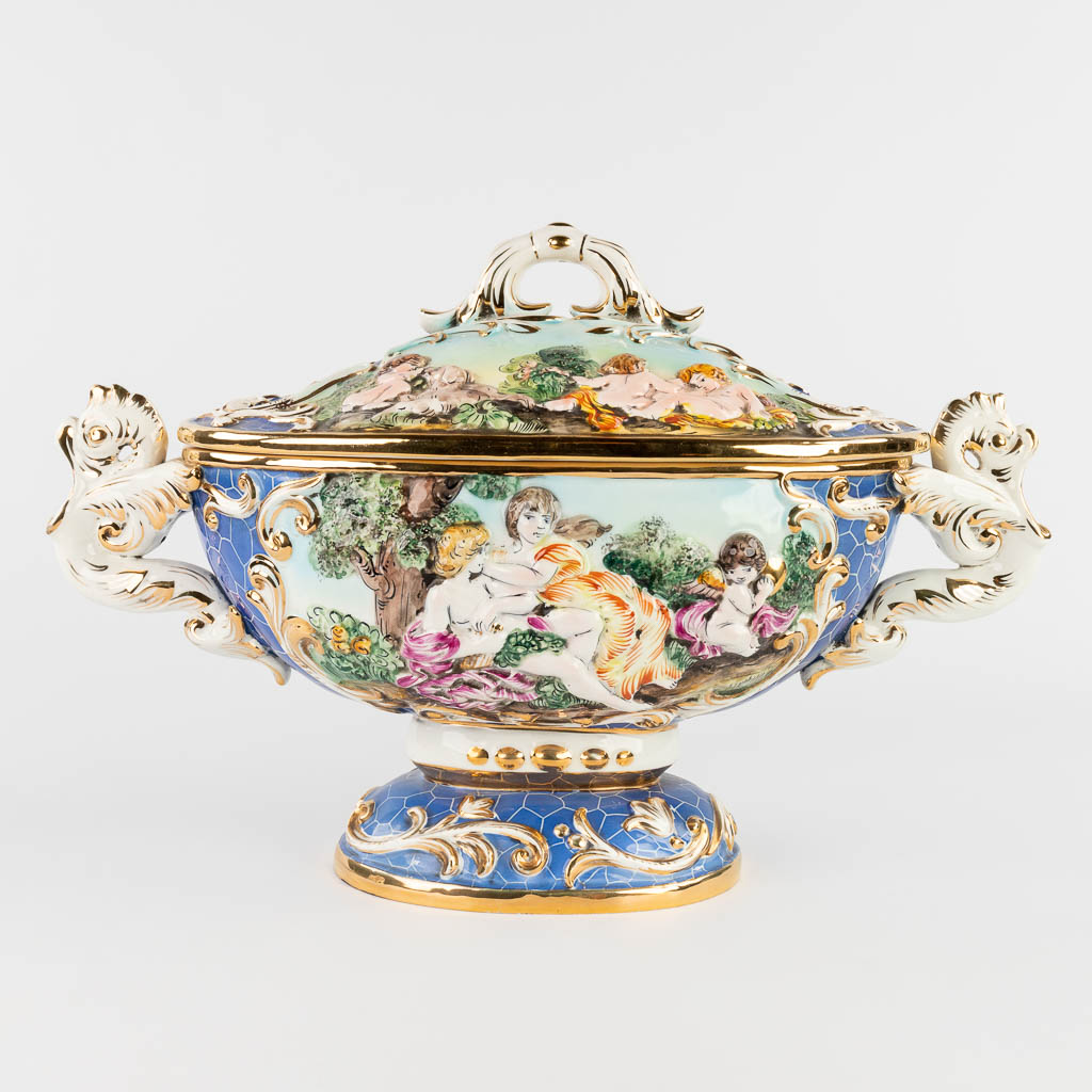 Capodimonte faience, een collectie van 2 items, Italië. Circa 1970. (L:22 x W:52 x H:32 cm)