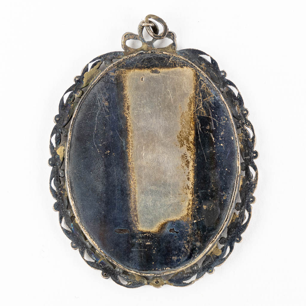 A pendant with a minature painting of a lady, signed Jehan. Silver. (W:6,8 x H:8,7 cm)