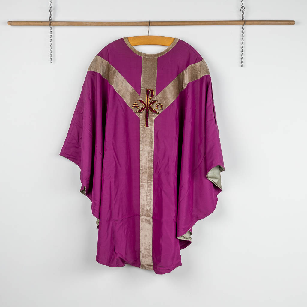 A set of 4 modern Chasubles, a Humeral Veil, Stola, Brusa and Chalice Veils. 