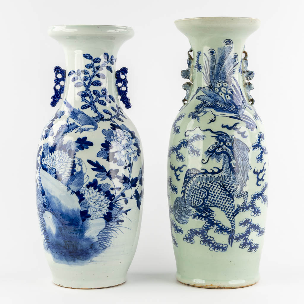 Twee Chinese vazen, blauw-wit decor met een draak, Fenix en Fauna, Flora. (H:60 x D:21 cm)