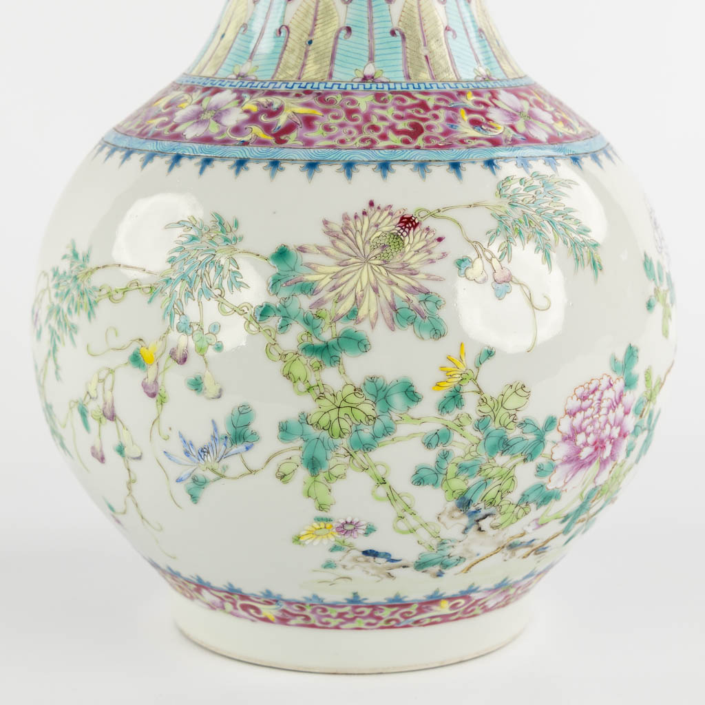 A Chinese vase with a floral decor, late republic, circa 1900. (H:39 x D:21 cm)