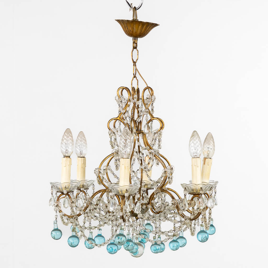 An attractive chandelier with 'light blue' glass, 6 illumination points. (H:46 x D:49 cm)