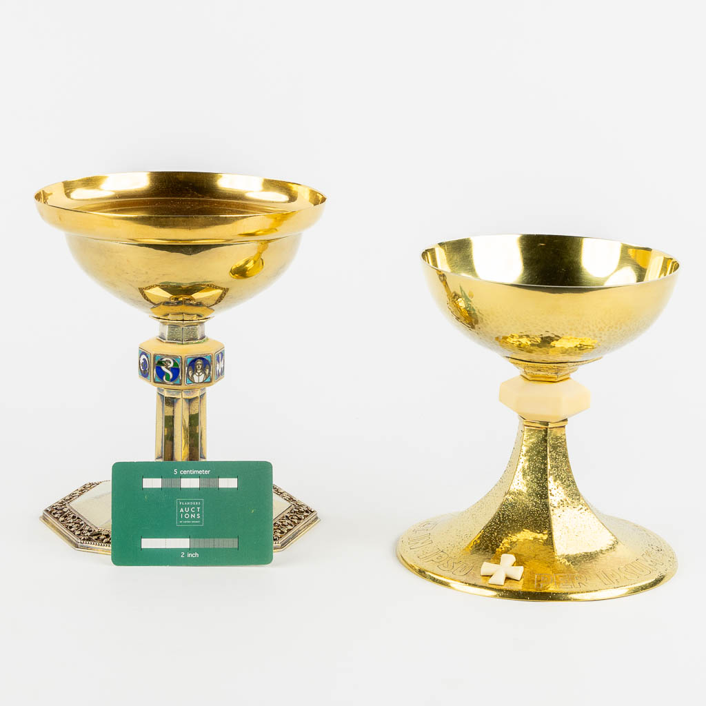 Twee vergulde cibories, Art Deco. Eén met email afbeeldingen van Jezus Christus en dieren. (H:16,5 x D:15 cm)