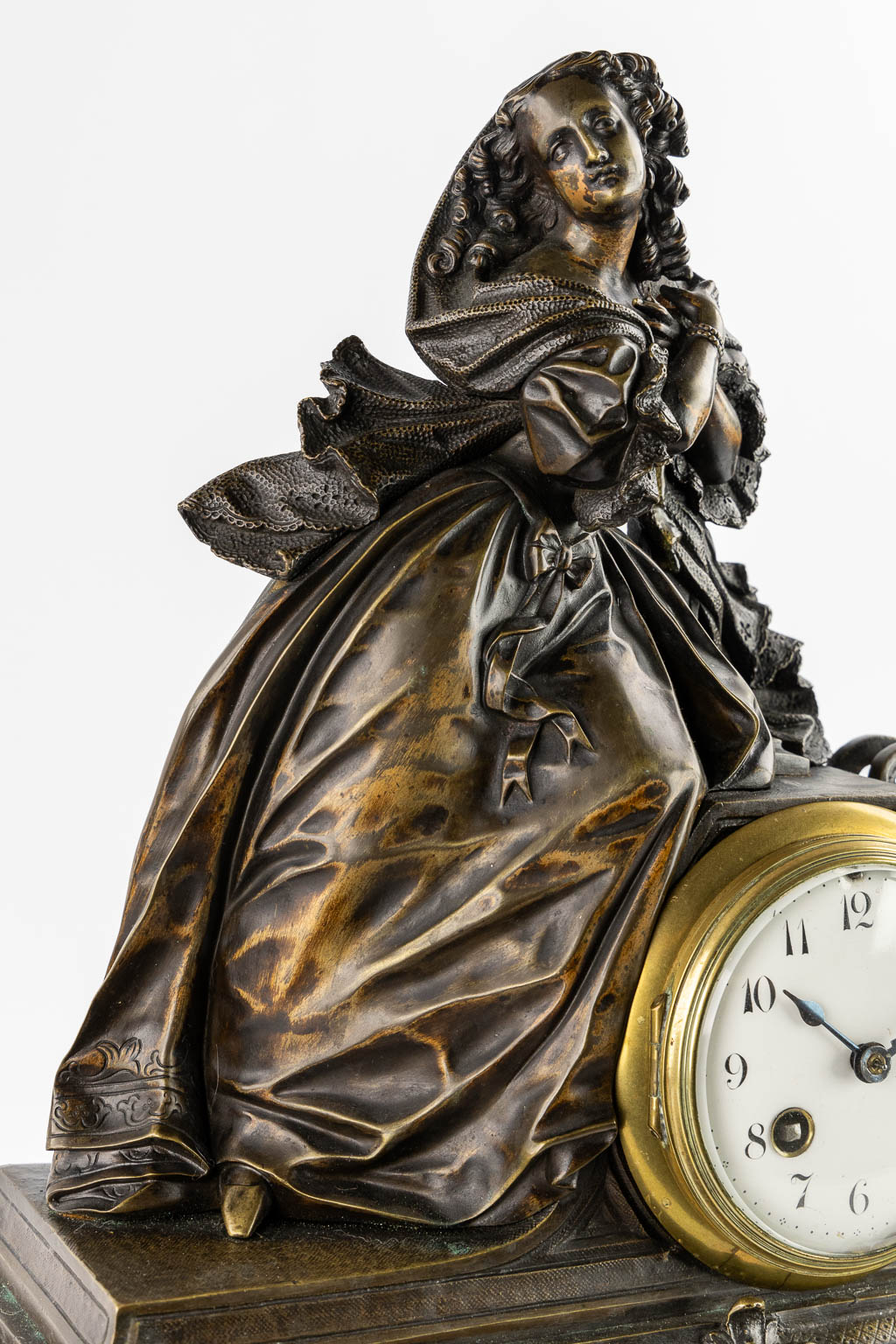 A mantle clock with a lady, patinated bronze on marble. (c.1900).