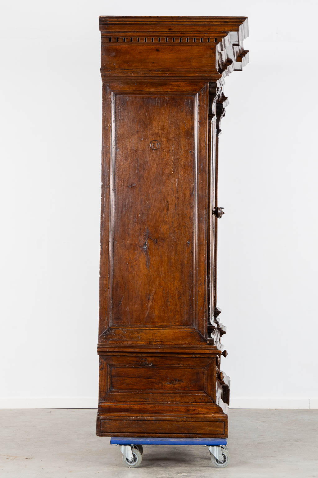 A Tuscany Column Cabinet, Exceptionally complete, Walnut. 17th C. (L:75 x W:188 x H:214 cm)