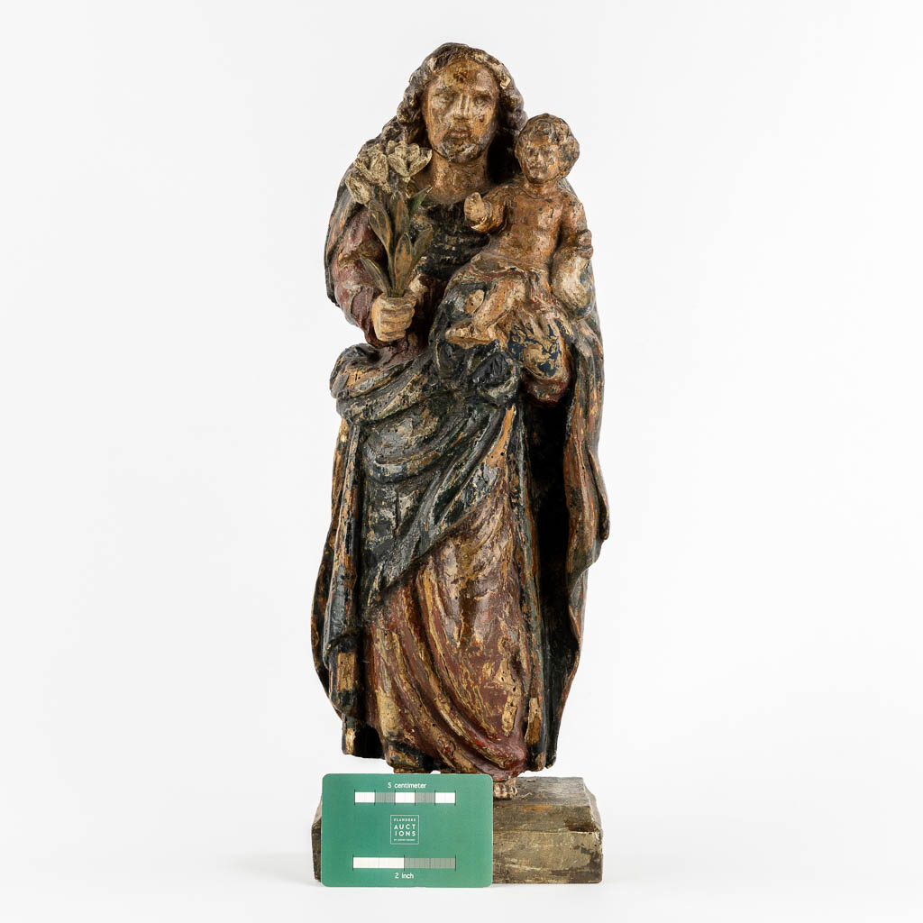 An antique wood-sculptured figurine of Saint Joseph with a Child, Flanders, 17de/18de eeuw. 