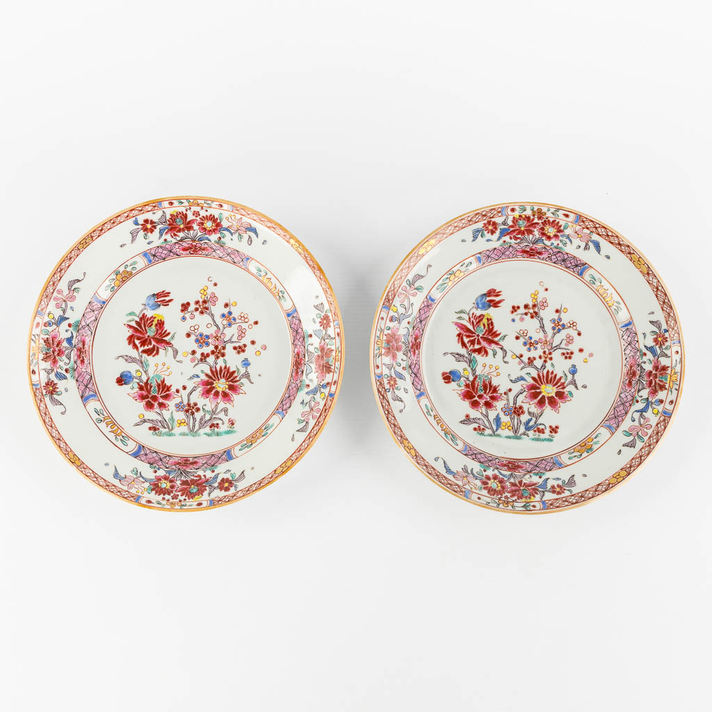 A pair of Chinese Famille Rose plates with a floral decor. (D:23 cm)