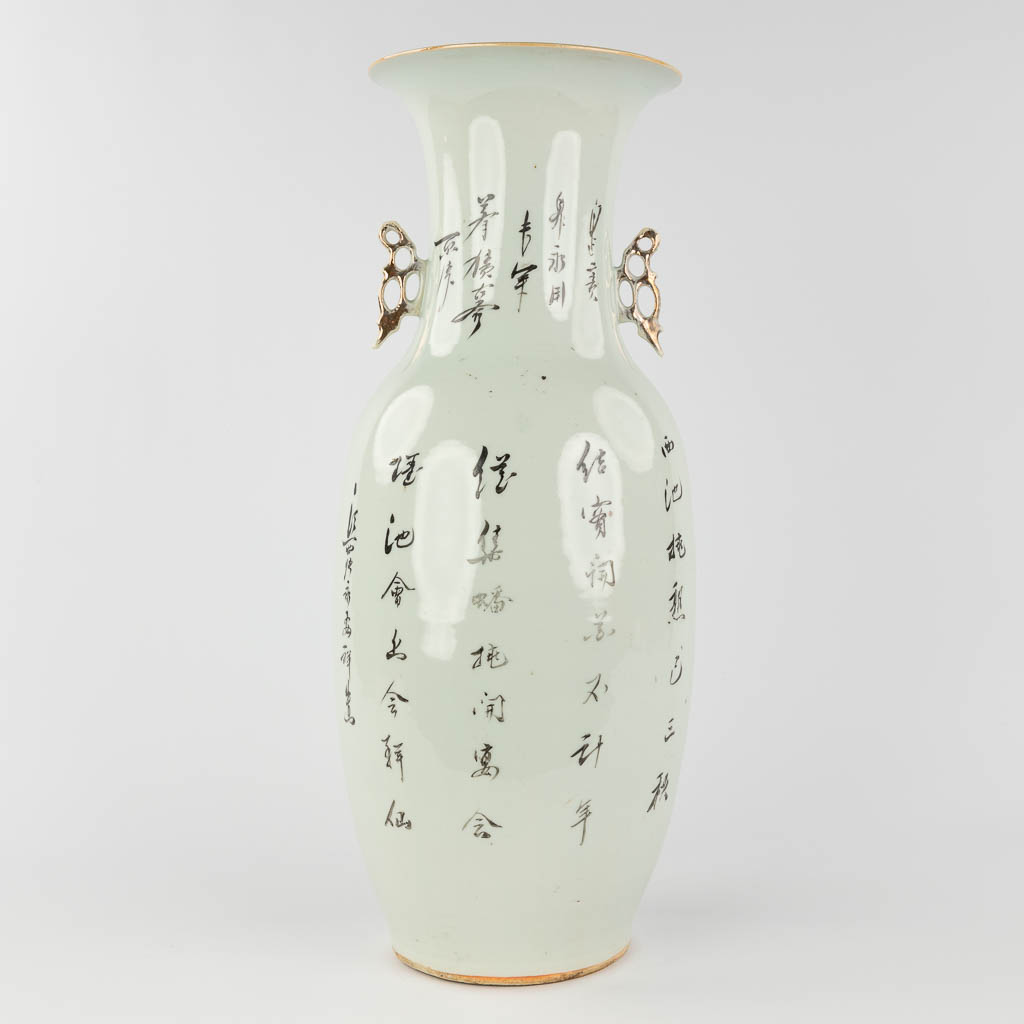 Een Chinese vaas en dekselvaas met decor van hofdames. 19de/20ste eeuw. (H: 58 x D: 23 cm)