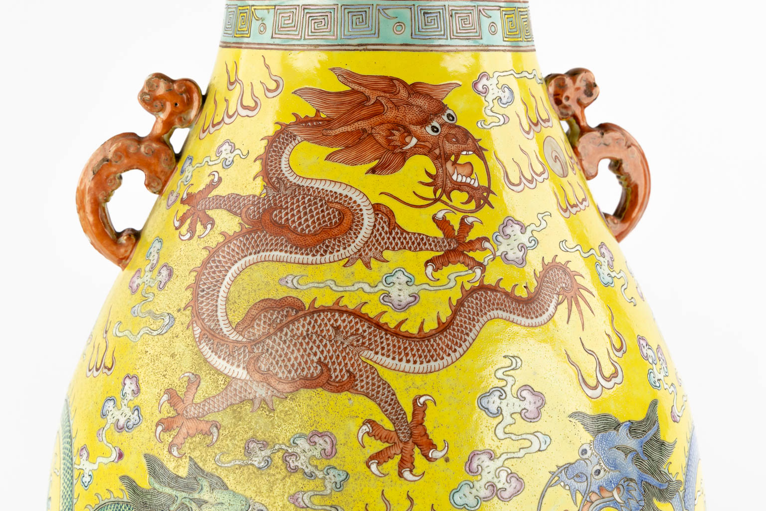 A large yellow Chinese vase with a dragon decor, Kangxi mark, 19th C. (H:47 x D:37 cm)