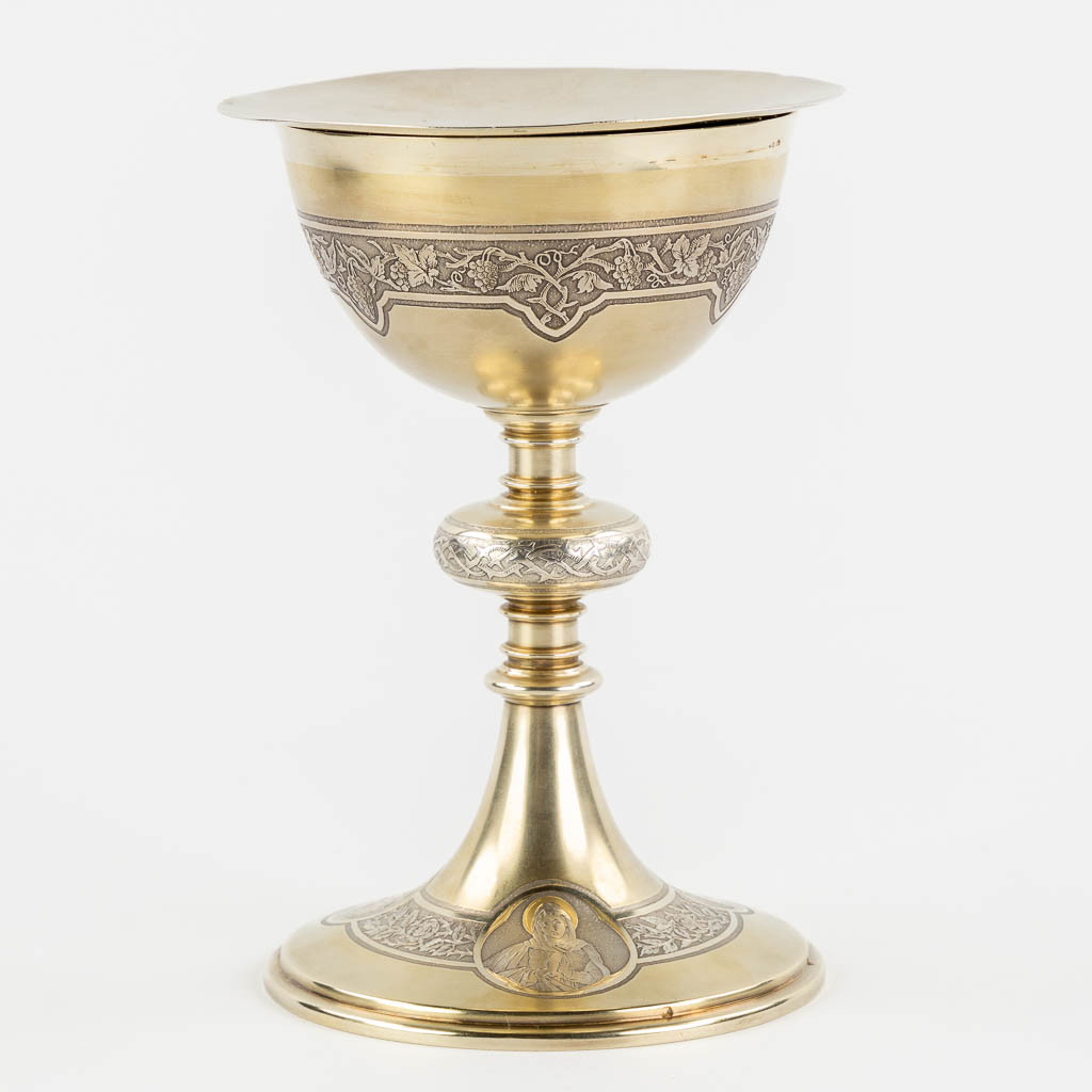 Honoré Leballeur, A vermeil chalice and paten in the original box. Gothic Revival, 1920. (H:19 x D:12,5 cm)