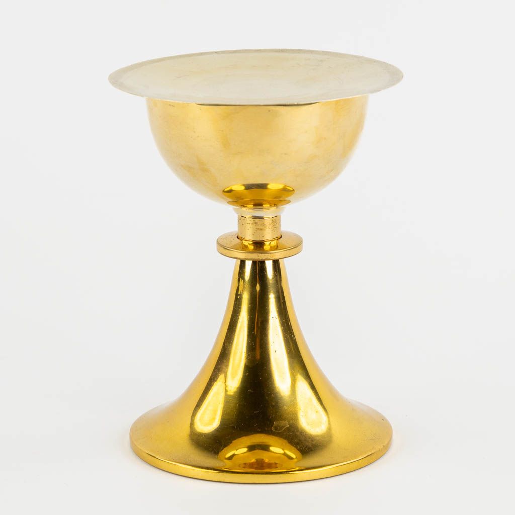 A modern chalice with paten and vermeil cuppa. 20th C. (H:16,5 x D:11,5 cm)