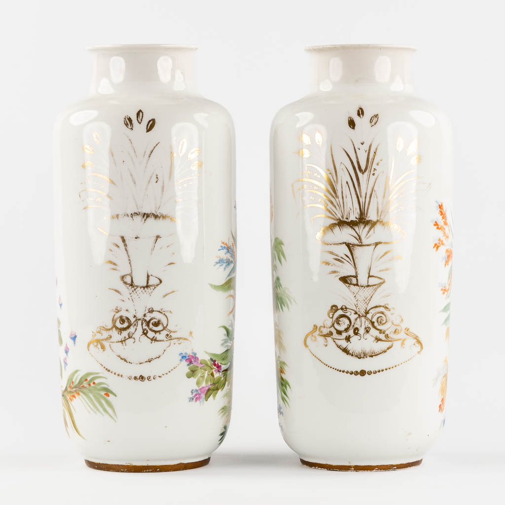 A pair of vases with a Chinoiserie decor, European porcelain, 19th C. (H:41 x D:19 cm)
