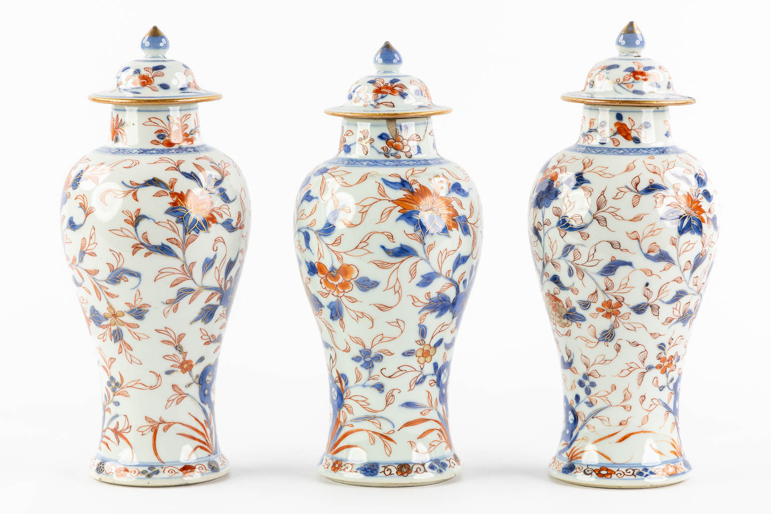 Three Chinese Imari style vases with a lid and floral decor, Kangxi. (H:27 x D:11 cm)