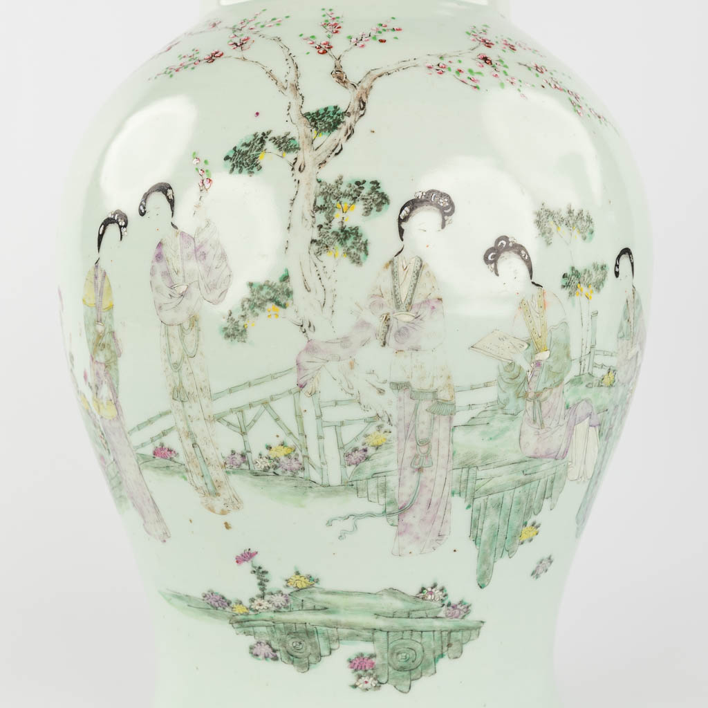 A Chinese vase and vase with lid, decorated with ladies. 19th/20th C. (H: 58 x D: 23 cm)