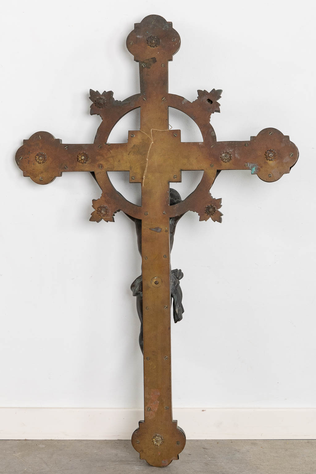 Een grote Crucifix met afbeeldingen van de 4 evangelisten, repousse koper op hout. (W:57 x H:90 cm)