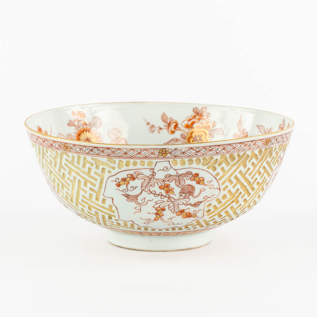 Een Chinese rood en gouden schaal met relief en bloemendecor. 18de eeuw. (H:9,5 x D:21 cm)