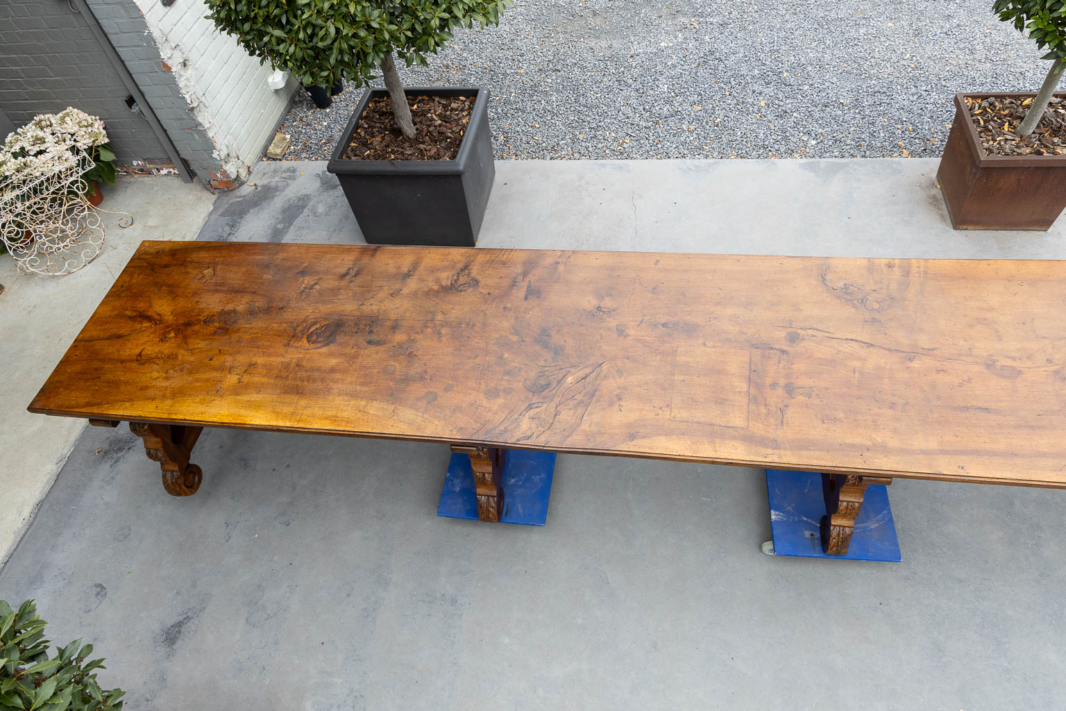 A highly exceptional Spanish tabel, single slab table top, walnut, 19th C. (L:94 x W:473 x H:80 cm)