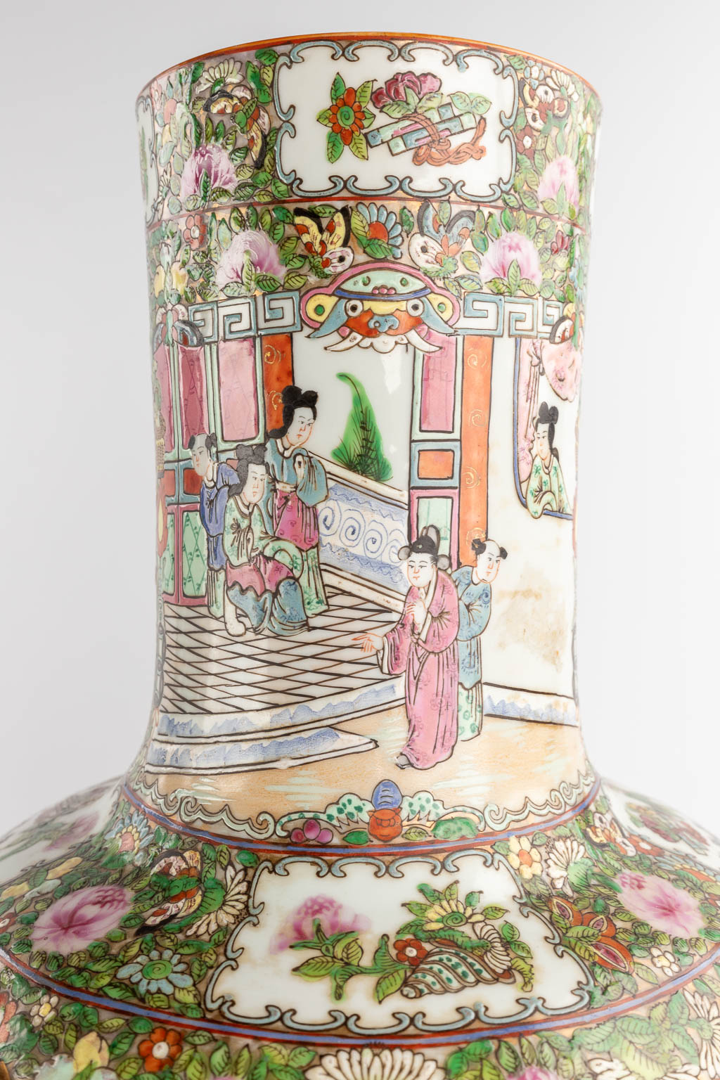 Two large Chinese Canton vases on a pedestal, 20th C. (H:50 x D:32 cm)