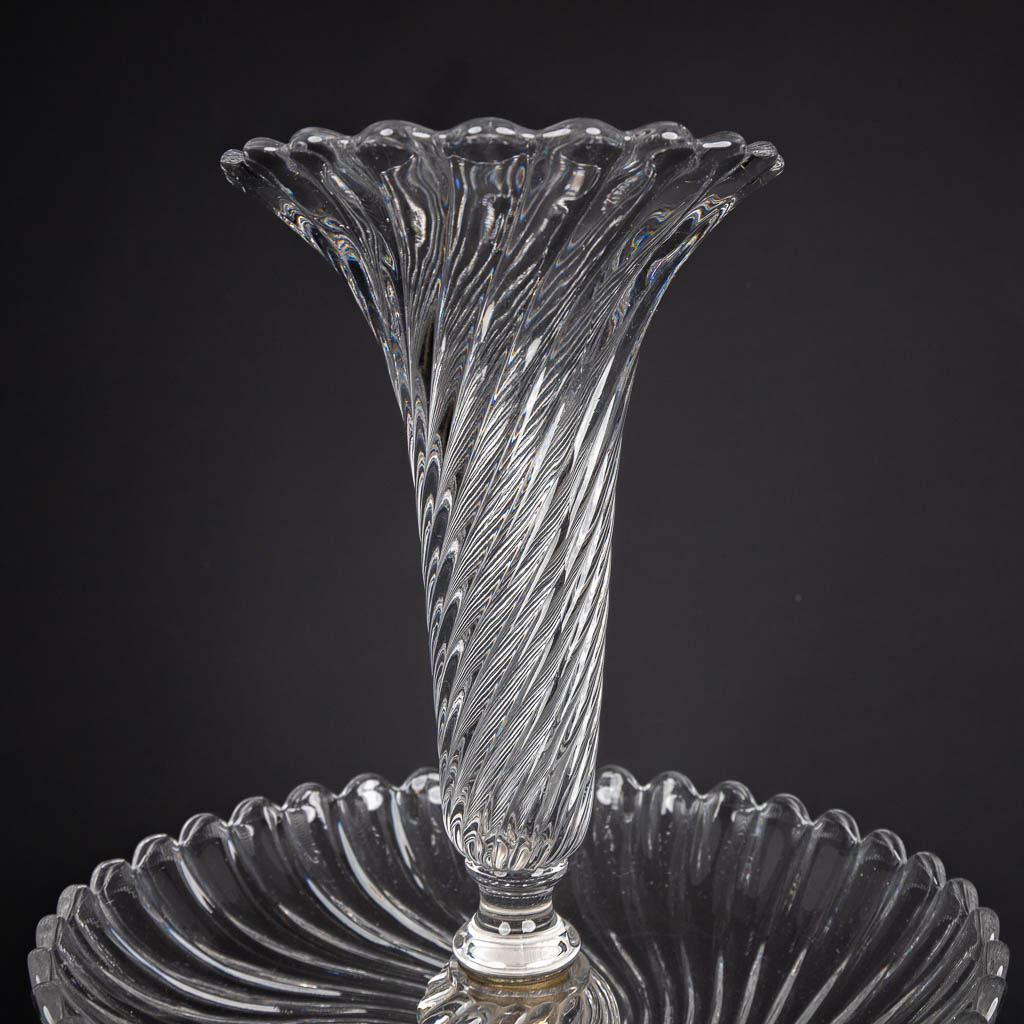 Baccarat, een kristallen tafel middenstuk met trompetvaas. (H:41 x D:26 cm)