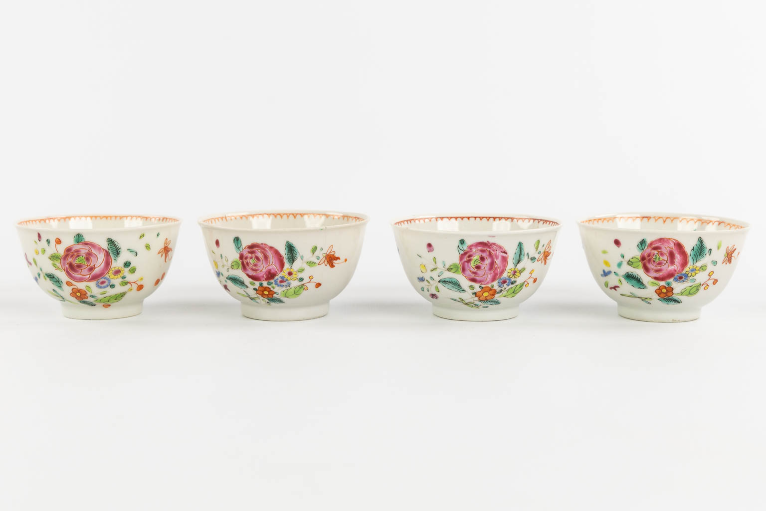 13 pieces of Chinese Capucine and Famille Rose decor, 18de/19de eeuw. (D:14,5 cm)