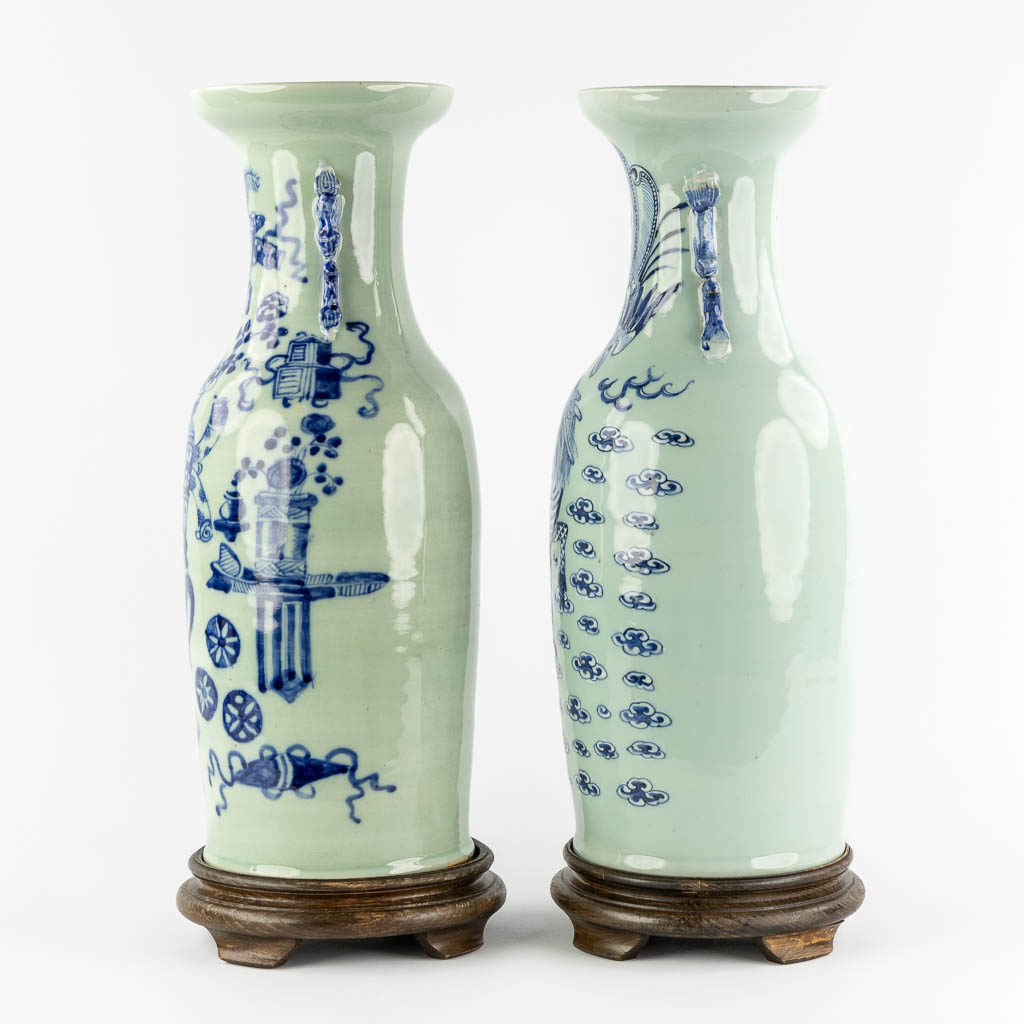 Twee Chinese vazen met blauw-wit decor, Foo hond en Feniks, Antiquiteiten. (H:58 x D:23 cm)