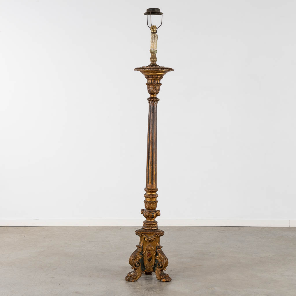 Een grote vloerlamp, gepatineerd en gesculpteerd hout. Circa 1900. (H:180 x D:30 cm)