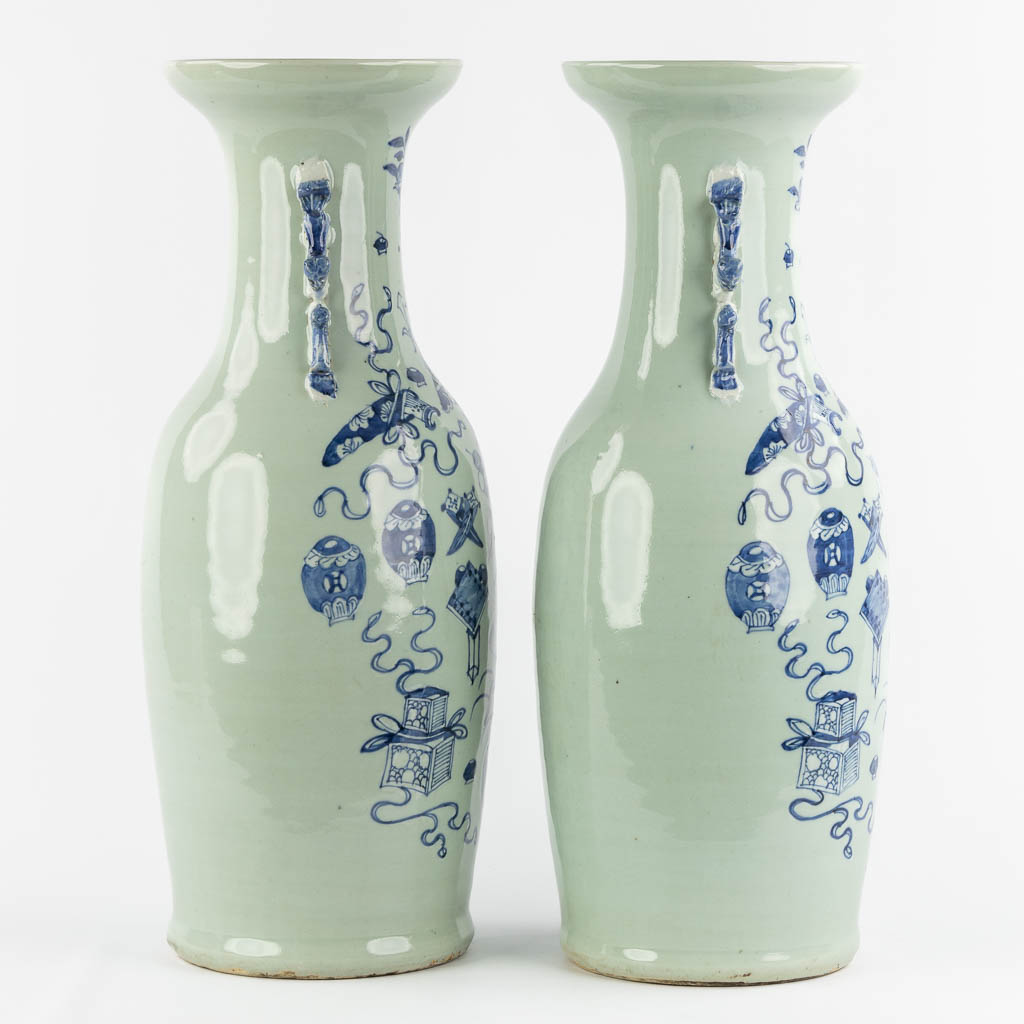 Een paar Chinese vazen met blauw-wit decor van Antiquiteiten. (H:58 x D:20 cm)