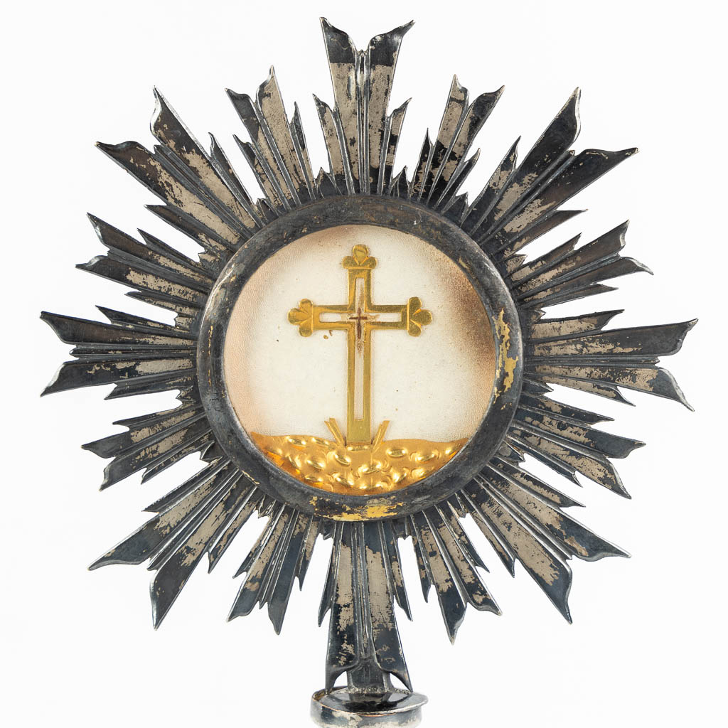 A small sunburst monstrance with a relic of the True Cross. (H:30,5 x D:12,5 cm)