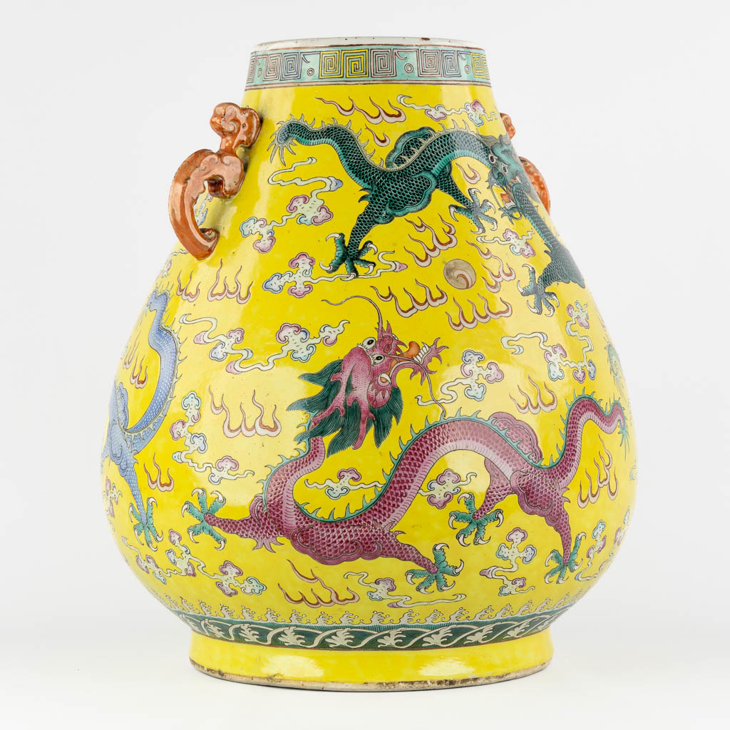 Een grote gele Chinese vaas met drakendecor, Kangxi merk. 19de eeuw. (H:47 x D:37 cm)