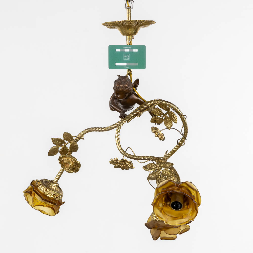 A decorative chandelier with a putto and glass roses. (L:39 x W:44 x H:57 cm)