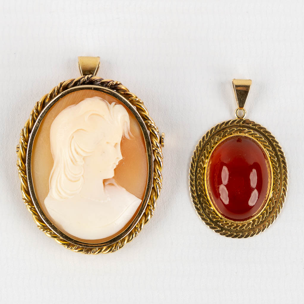 A sculptured cameo in an 18kt frame, added an 18kt pendant. 19.95g. (W:3,4 x H:4 cm)