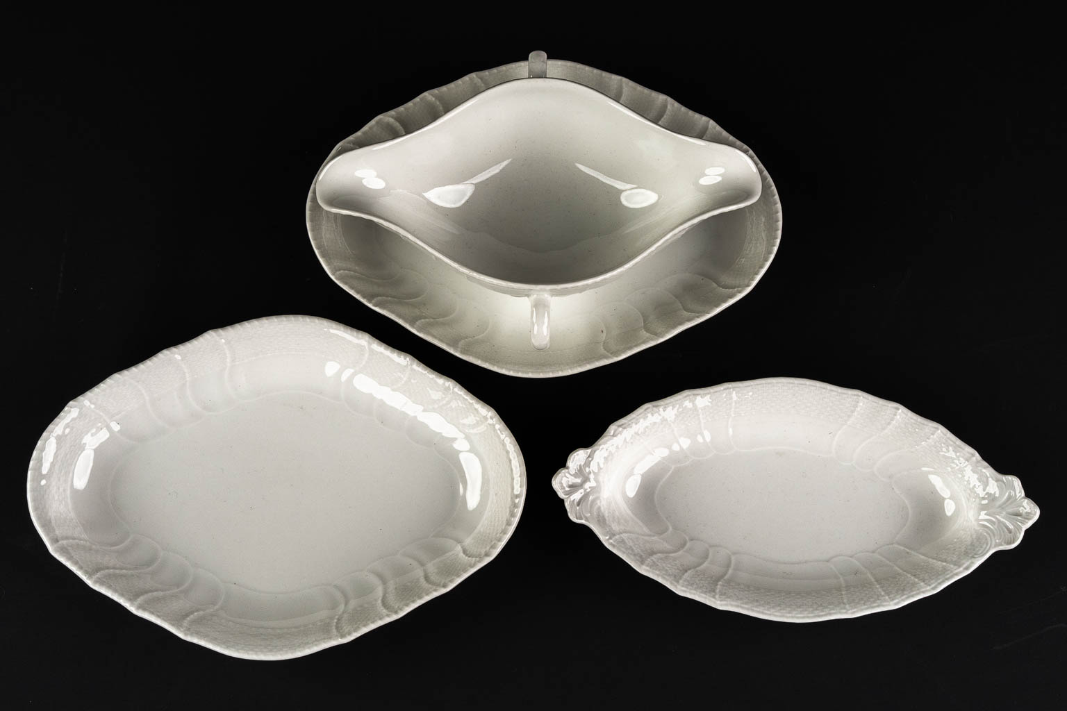 KPM, een 59-delig porselein dineerservies, inclusief de terrine. (L:31 x W:40,5 cm)