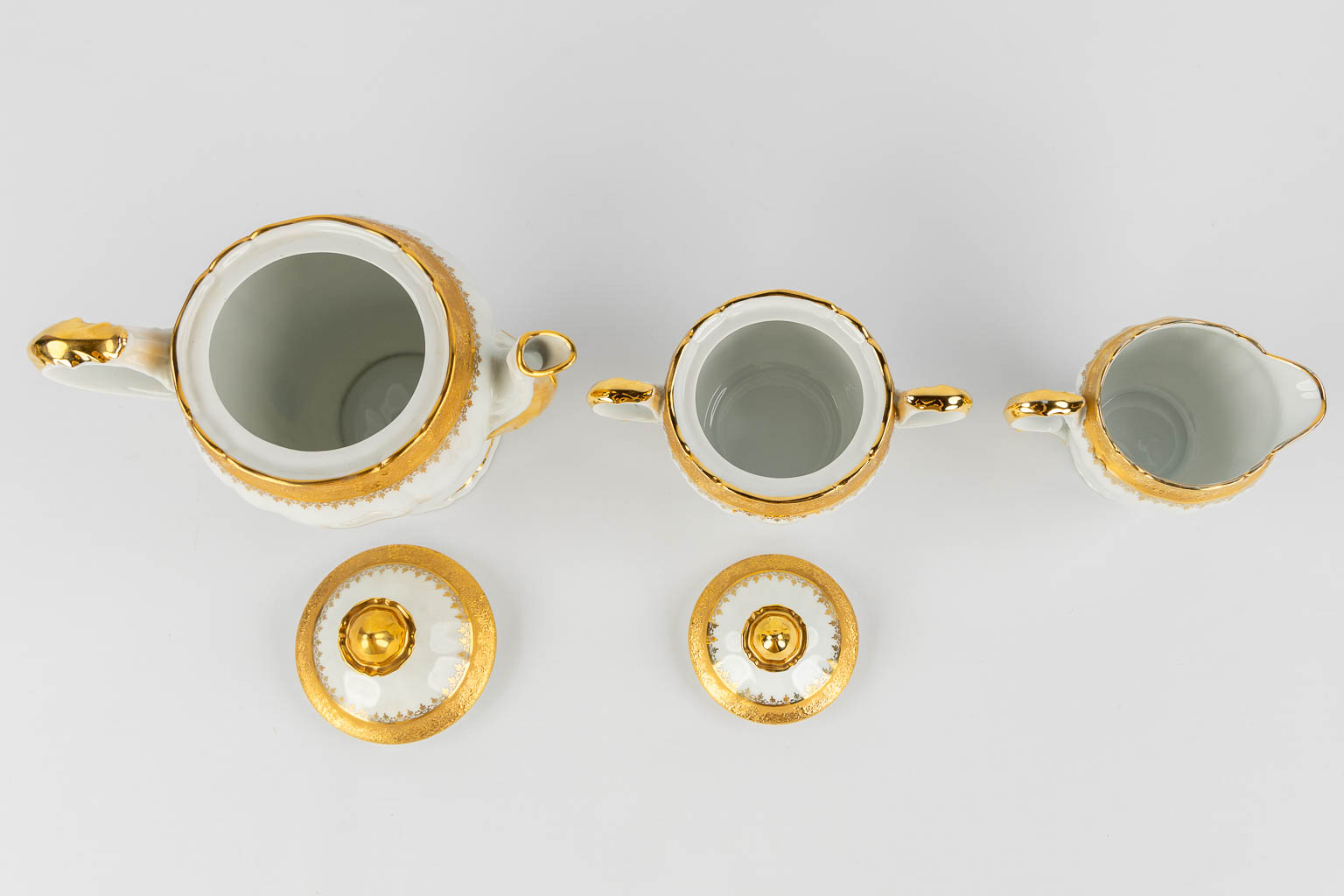 ULIM Limoges, a large dinner and coffee service, porcelain with a gilt rim. (L:26 x W:31 x H:20 cm)