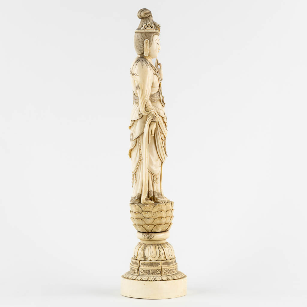 A Japanese Ivory sculpture of Guan-Yin, Meji Period. 4,135kg. (L:12 x W:14 x H:56 cm)