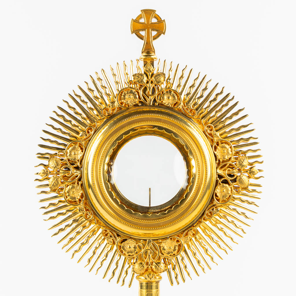 A gilt brass sunburst monstrance, 20th C. (W:20 x H:40 cm)