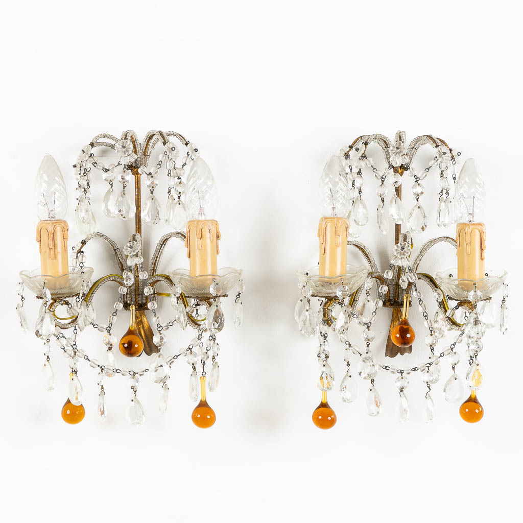 An attractive pair of wall lamps, brass and orange glass. (W:23 x H:30 cm)