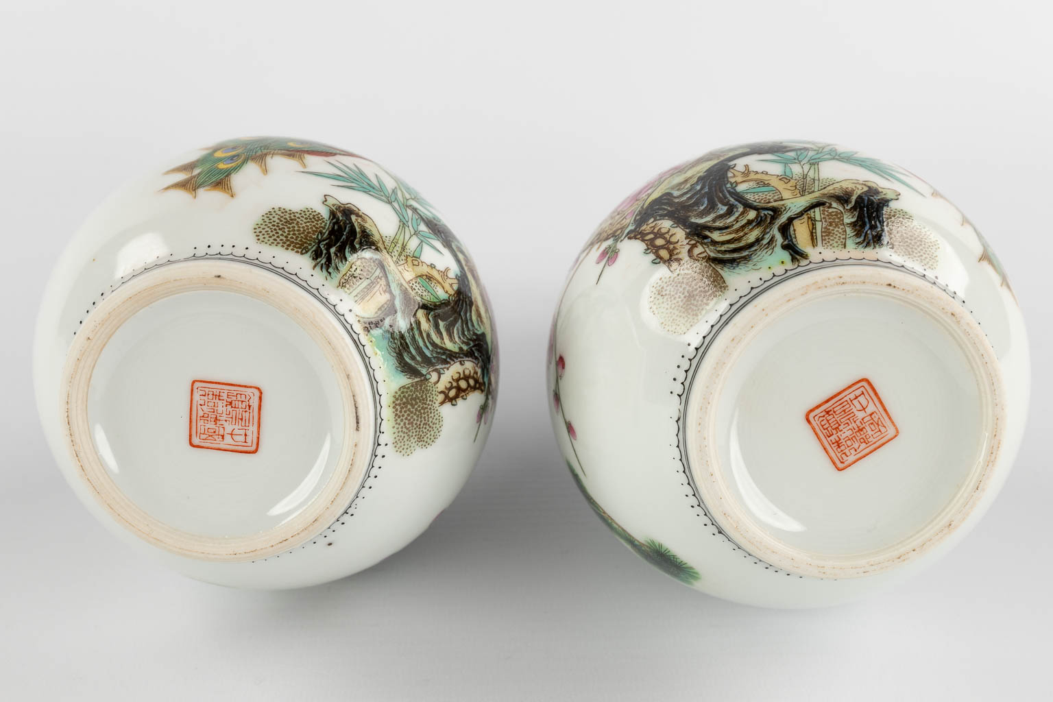 A pair of Chinese vases decorated with peacocks, 20th C. (H:19,5 x D:10,5 cm)