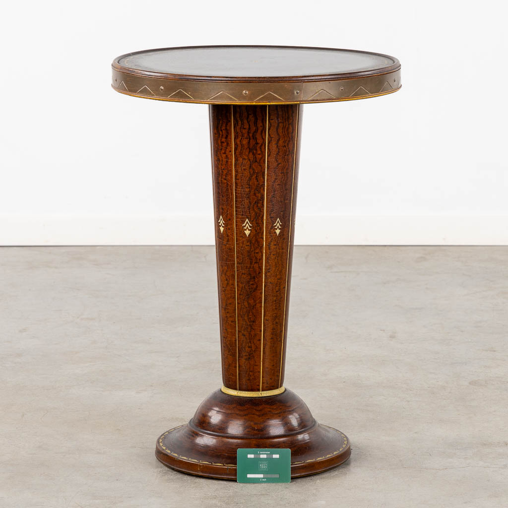 Een ronde bijzettafel, gepatineerd metaal en hout. Art Deco/Bauhaus. (H:66 x D:47 cm)