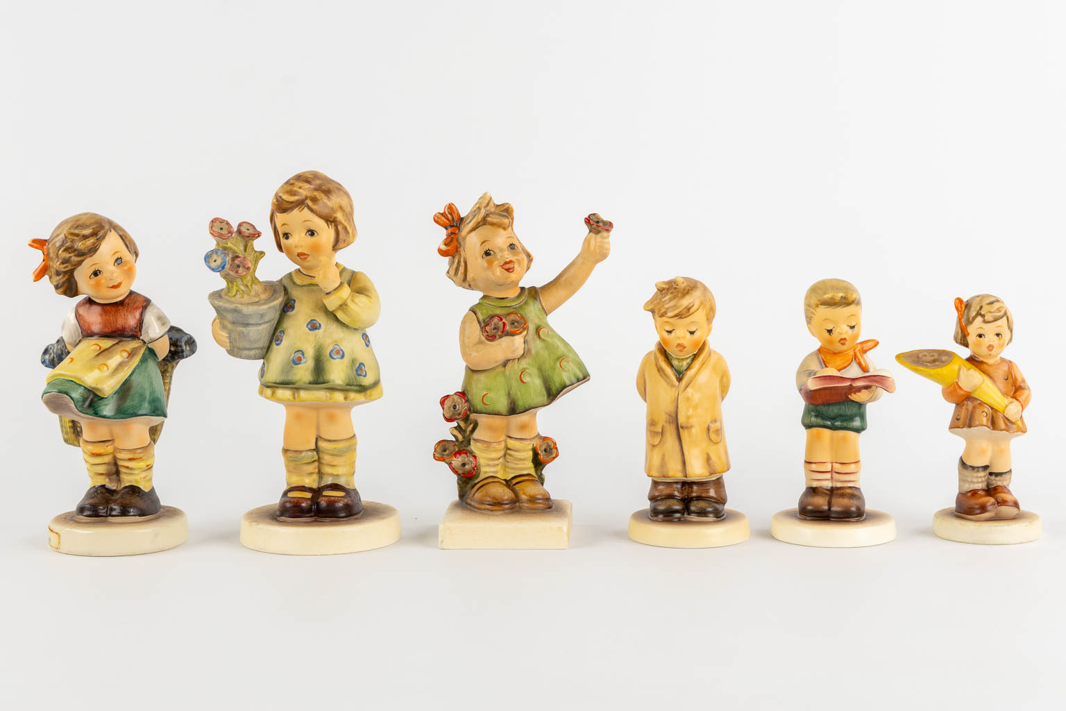 Hummel, 13 figurines. (H:17 cm)