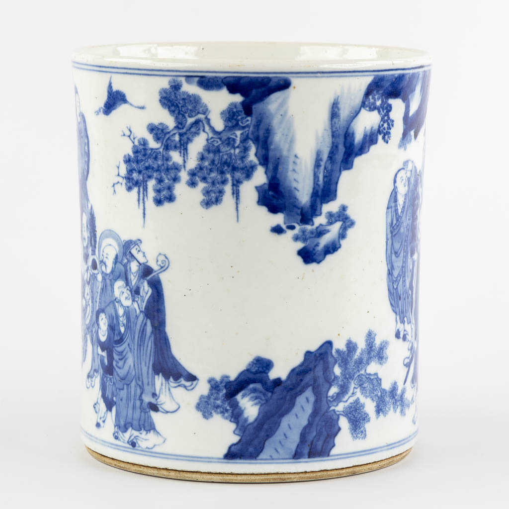 Een Chinese blauw-witte pot met decor van wijzen. 19de eeuw. (H:22 x D:20 cm)