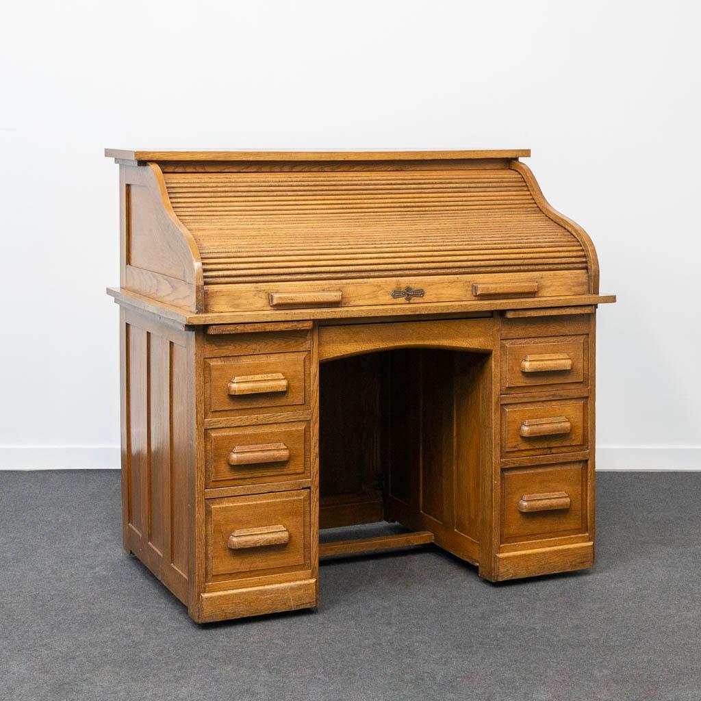 A wood American rolltop desk. (L:123 x W:75 x H:116 cm)