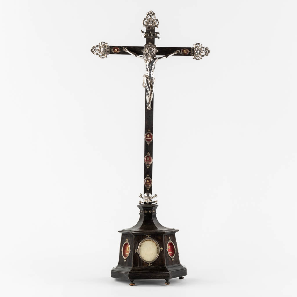 A large reliquary crucifix with 9 relics and an Agnus Dei, ebonised wood and silver-plated metal. 19th C.