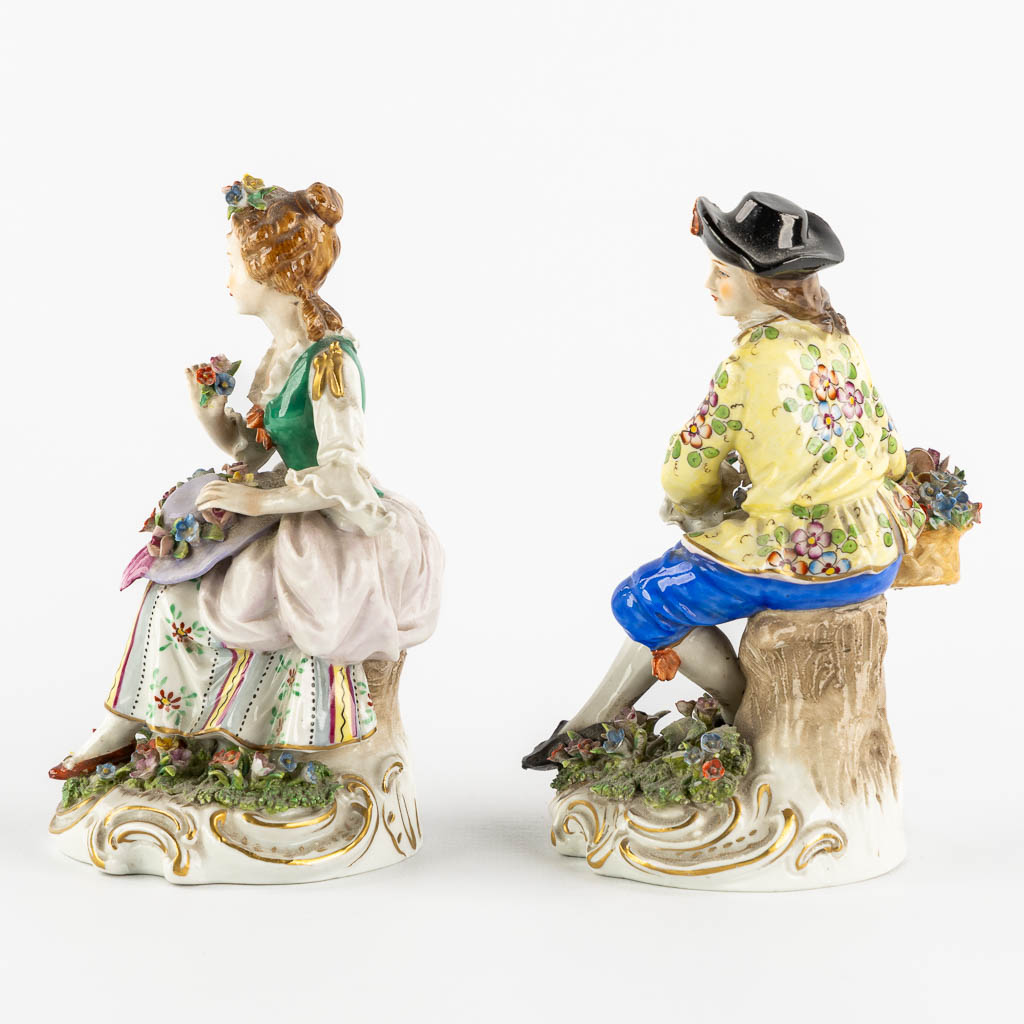 A pair of hand-painted porcelain figurines, Plaue, Saxony Germany. (H:13,5 cm)