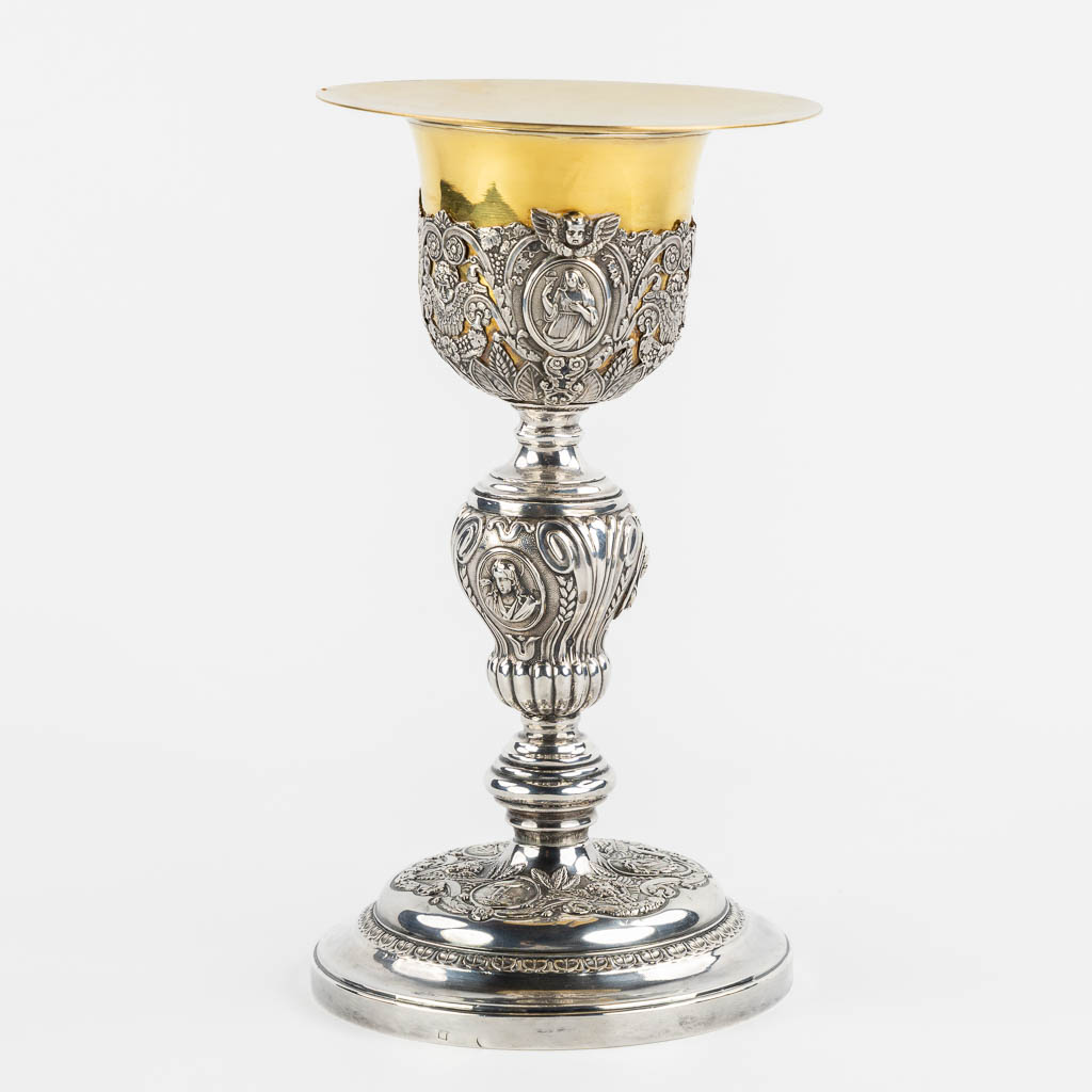 A silver chalice with a vemeil cuppa, rich decor in Baroque style. 19th C. (H:26 x D:14 cm)