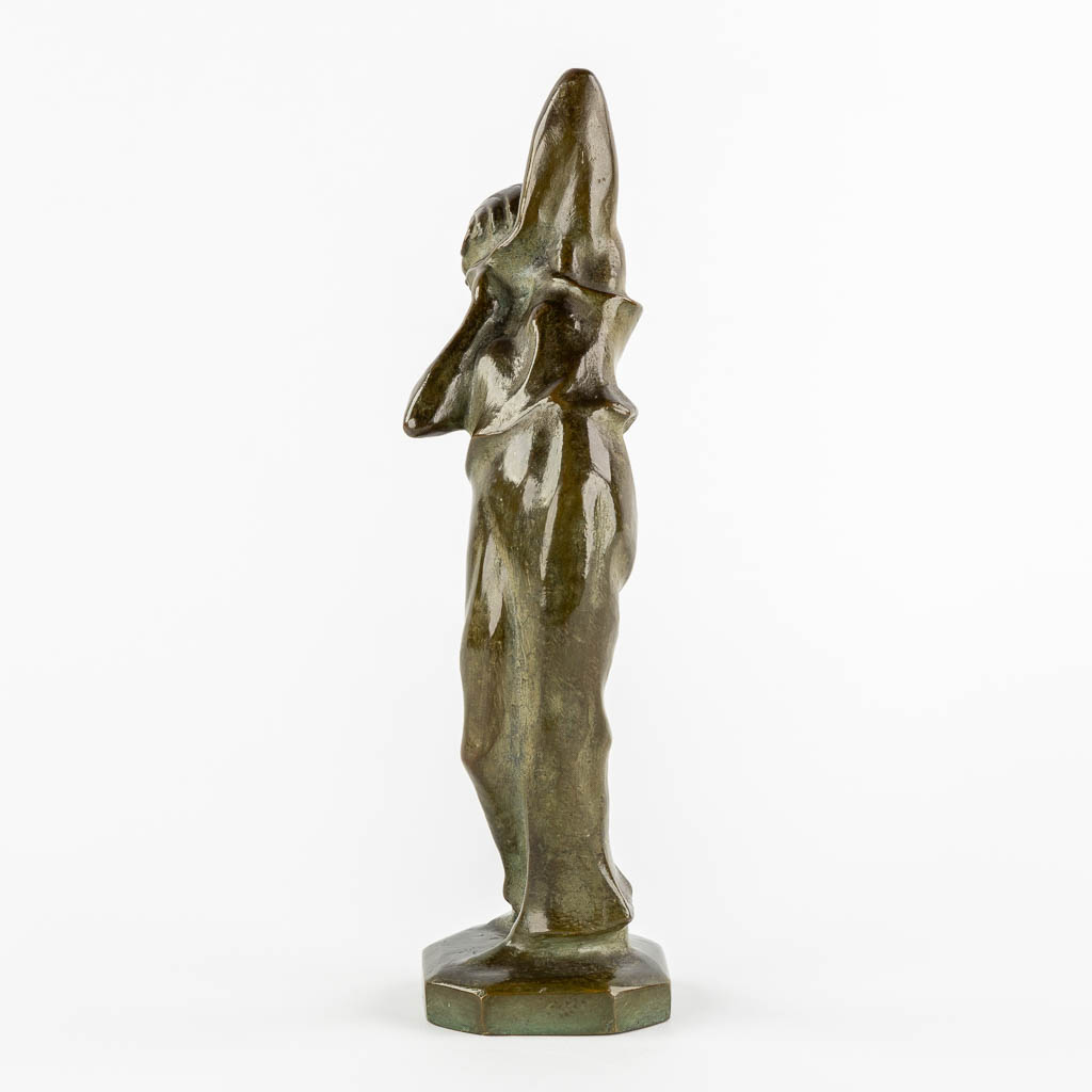 A figurine of a leaning lady, patinated bronze. Art deco. (H:27 cm)